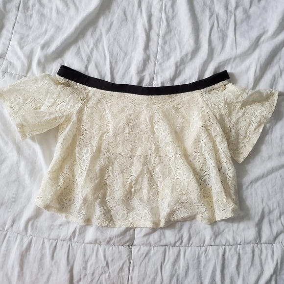 Uo Kimchi Blue Off Shoulder Lace Crop Contrast Shoulder Hem - Picture 2 of 5